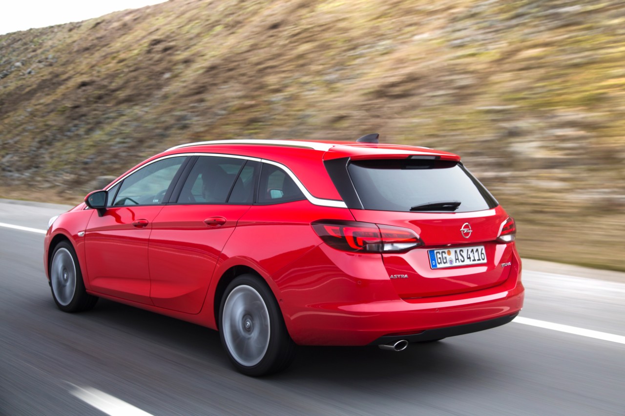 ondernemen De schuld geven Zich afvragen 2016 Opel Astra Sports Tourer - better than VW Golf?