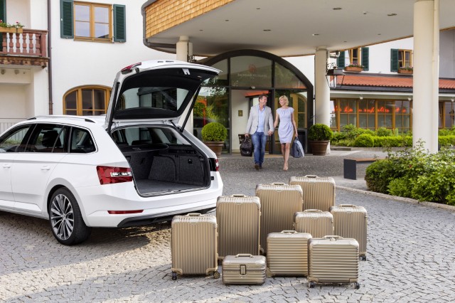 skoda-superb-combi-luggage-compartment