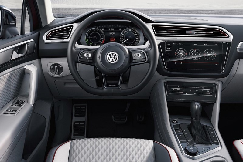 Volkswagen Tiguan GTE active concept dashboard