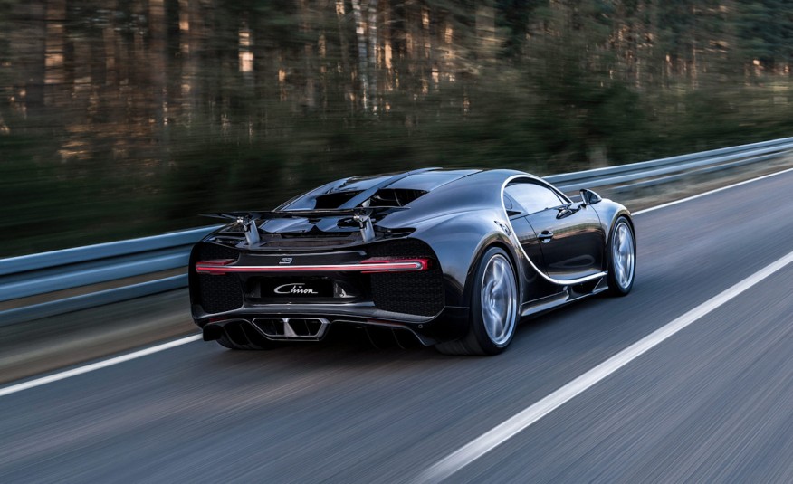 2017-Bugatti-Chiron-rear