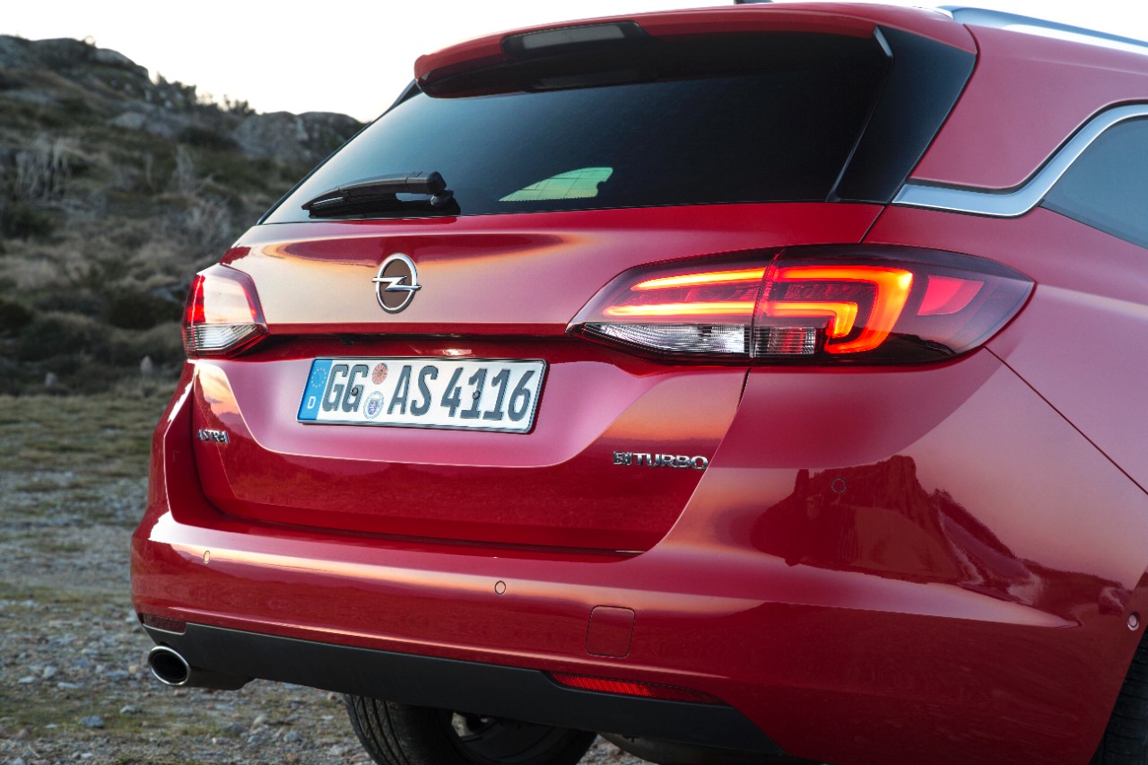 new-opel-astra-sports-tourer-rear view