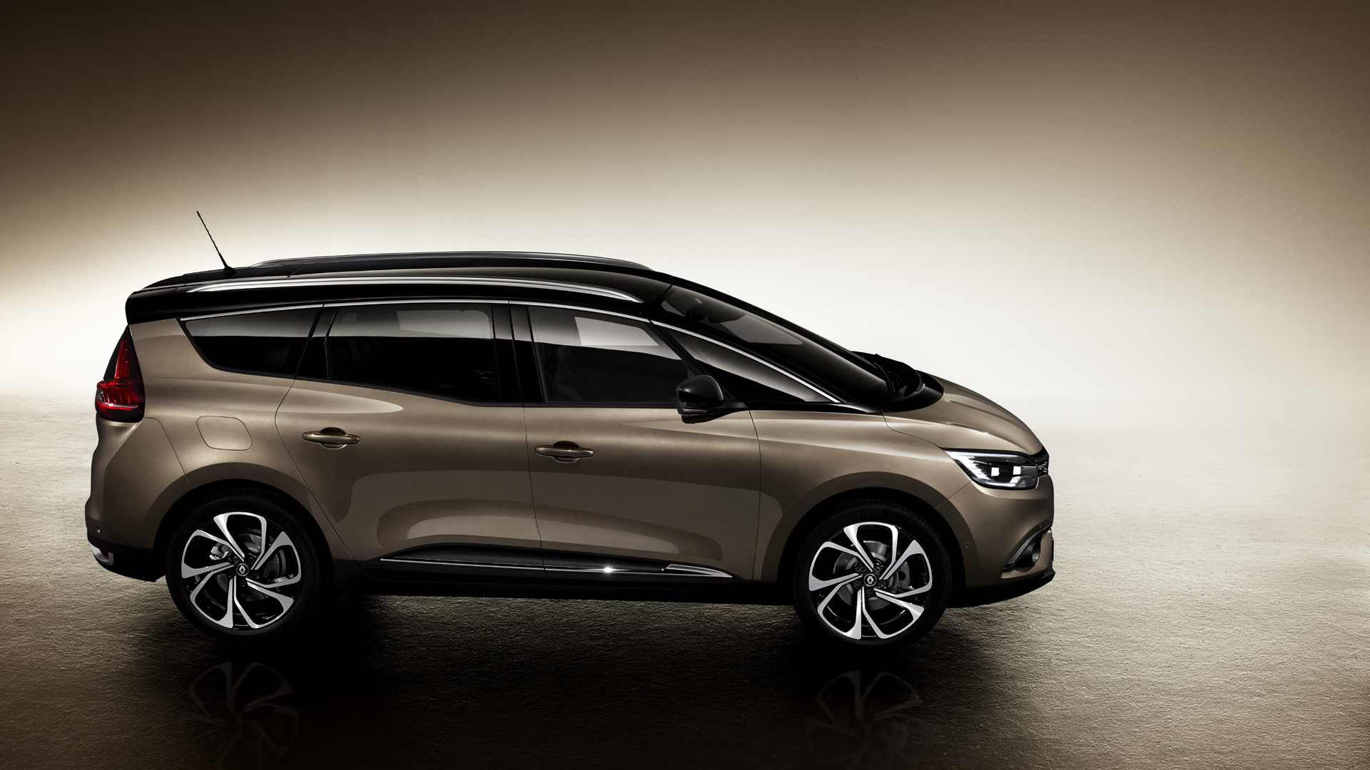 2016 Renault Grand Scenic side view
