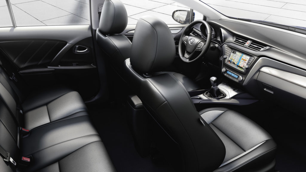 2016 Toyota Avensis interior