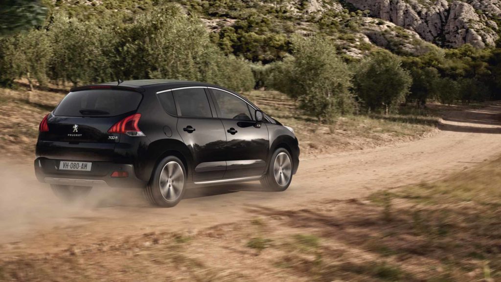 Peugeot 3008 right side view