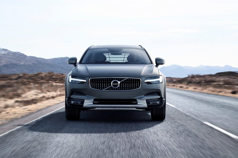 New Volvo V90 Cross Country front view