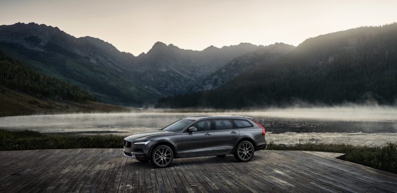 2017 Volvo V90 Cross Country exterior