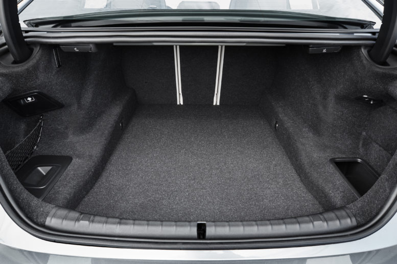 2017-bmw-5-series-trunk-luggage compartment