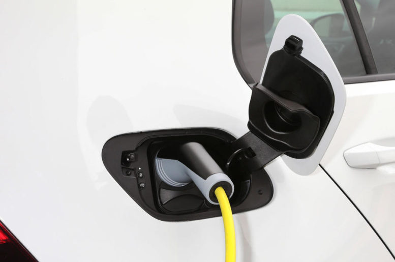 2017 Volkswagen e-Golf fast charging