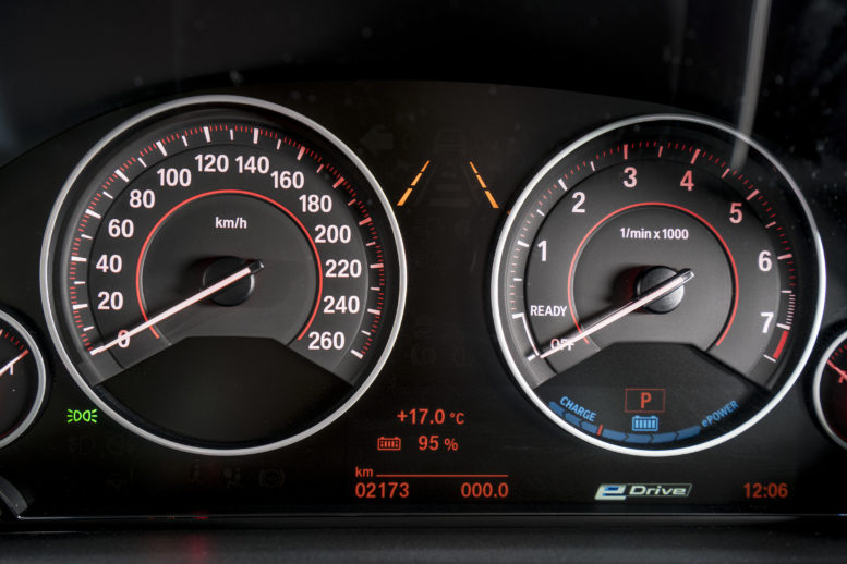 2017 BMW 330e iPerformance dashboard