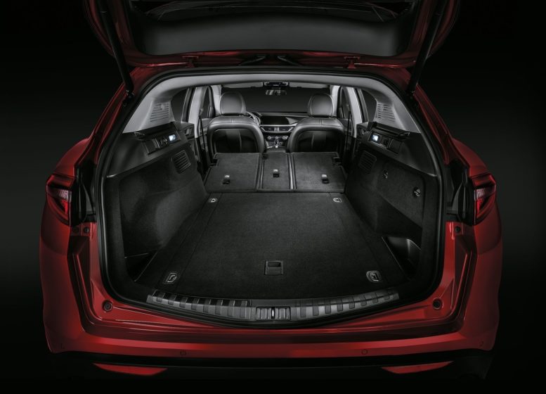 2018 Alfa Romeo Stelvio luggage compartment